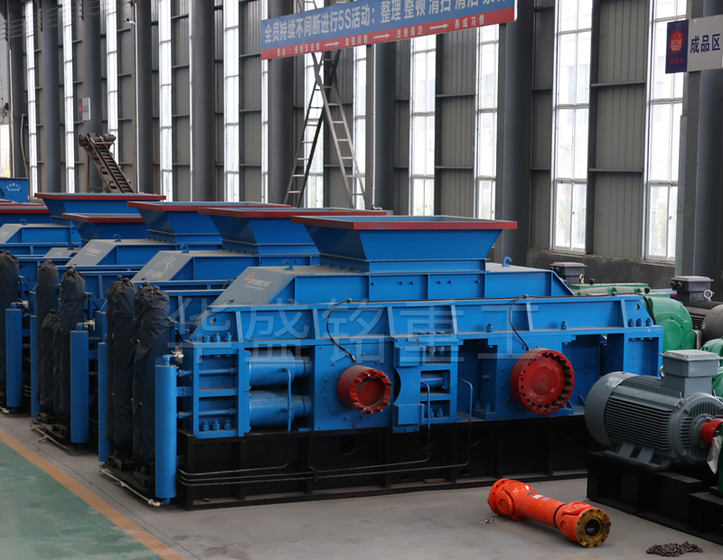 數(shù)控全自動全液壓對輥制砂機多少錢？如何選擇制砂設(shè)備廠家？